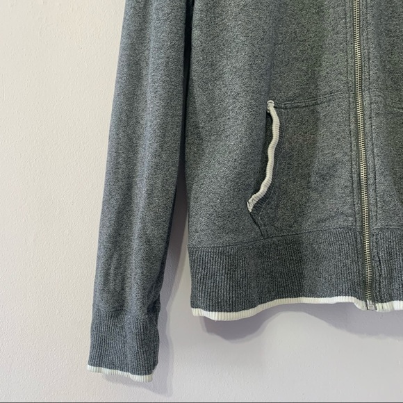 Roots Grey Sweater Size Medium - Picture 7 of 9